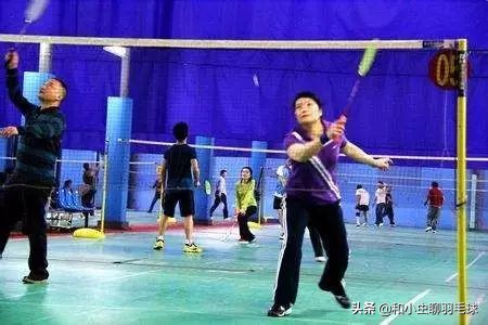 羽毛球左手和右手哪个更有优势,羽毛球应该怎么打才会比较有力