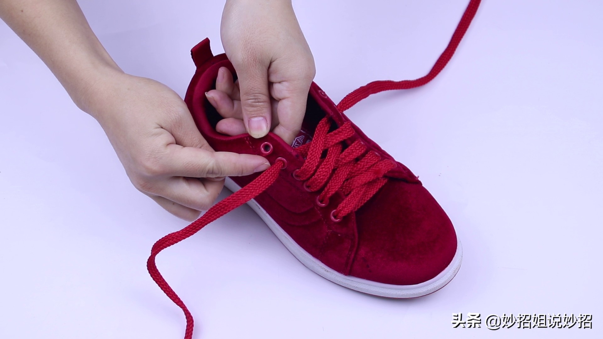 穿鞋子为什么鞋舌老是斜一边,怎么穿鞋带防止鞋舌跑偏