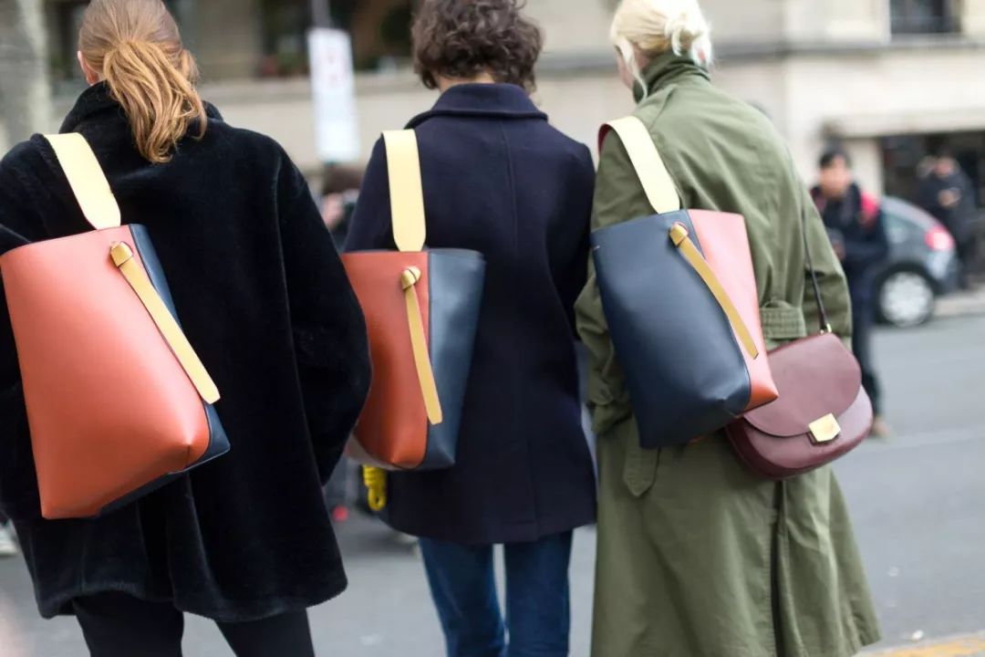 会背奢侈品包包,会背水桶包的人