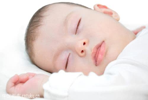 新生婴儿夜里一直哭个不停,婴儿一直哭要抱着才能睡怎么办
