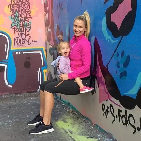 带娃锻炼两不误宝妈,张嘉倪穿健身衣