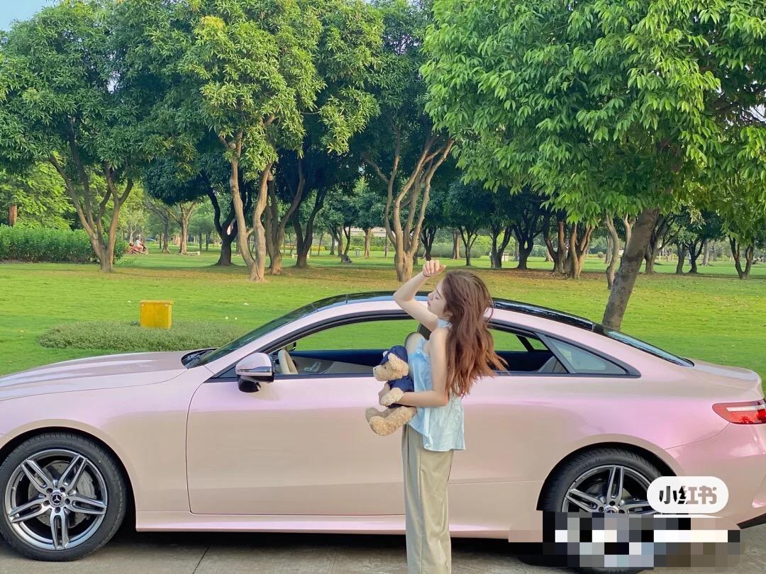 嘲笑拼二手*袜丝**？你根本不懂“装名媛”的财富经