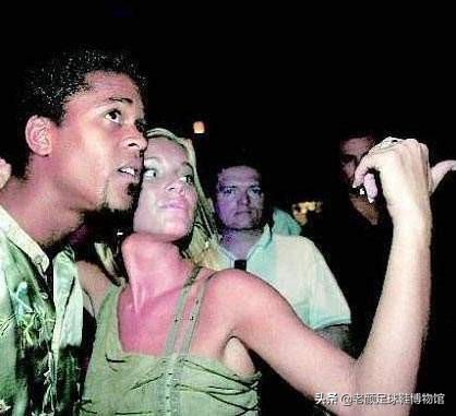 踢翻米兰王朝的贾府少年，身背“杀人犯、强奸犯”恶名的荷兰锋霸