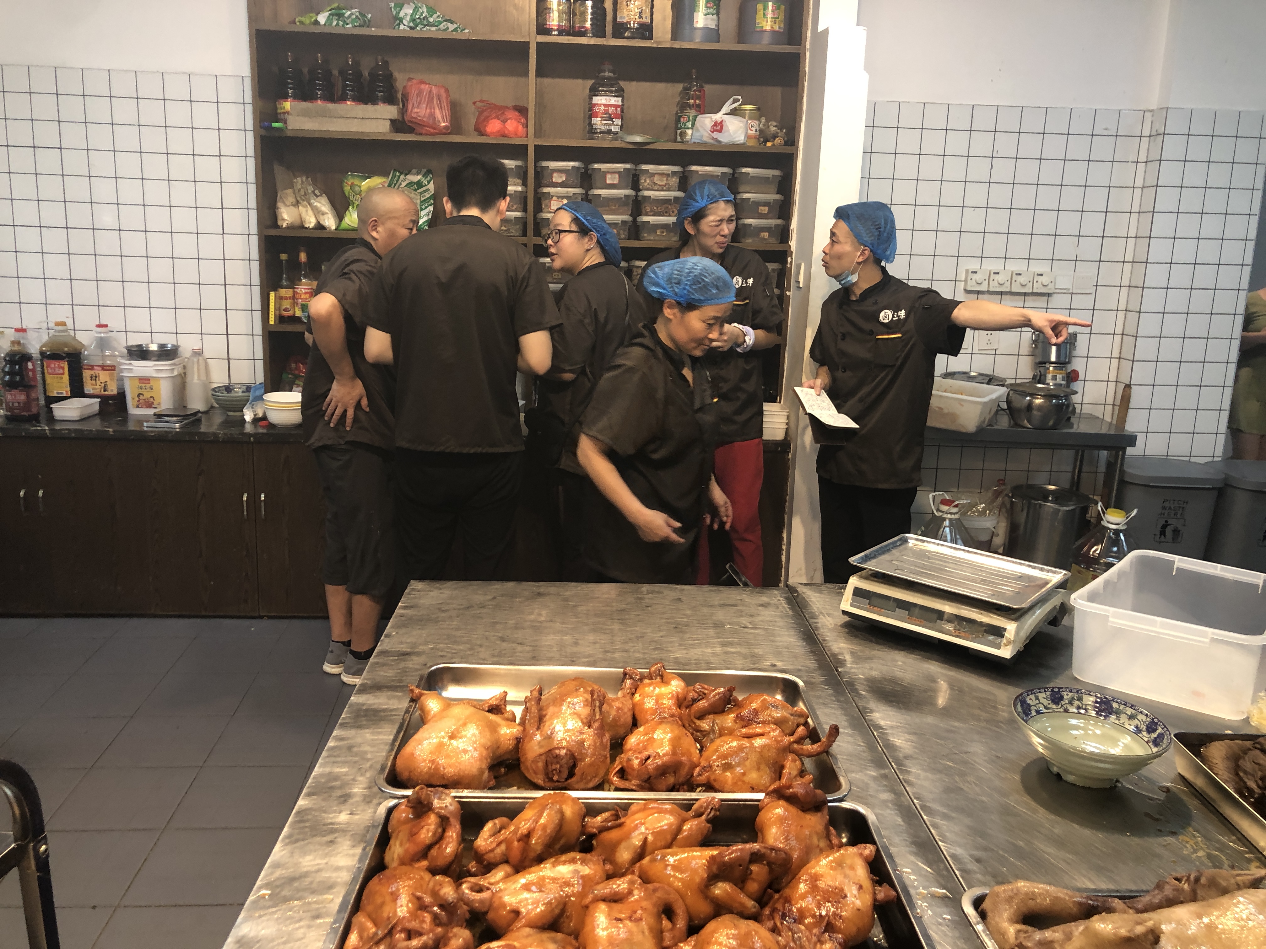 开卤菜店做什么卤菜容易挣钱,现在开卤菜店的市场前景怎么样呢