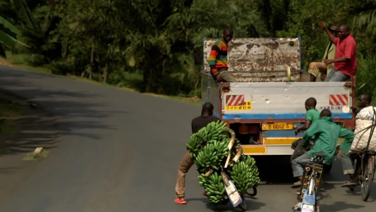 非洲布隆迪的赚钱天才,骑着自行车运香蕉扒车门,满身绝活无人敌