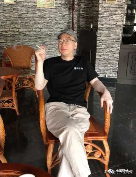 诗人酒馆|余怒：宁愿被剧情中的怪兽一点点吃掉