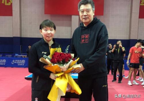 刘国梁带地主家的傻儿子图片,刘国梁给孩子买礼物