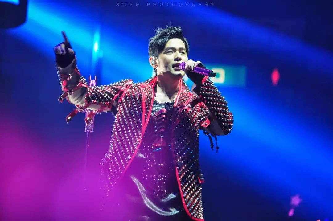 周杰伦谈夜曲一响上台领奖完整版,周杰伦领奖名场面夜曲全过程