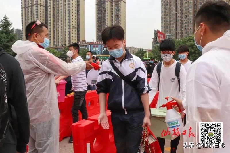 仙桃学生神兽归笼视频,神兽归笼小学家长开心到模糊