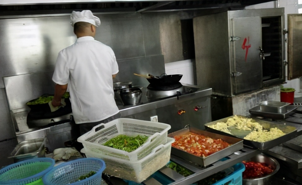 农村小伙养了十只黑鸡,回乡养本地黑鸡的90后小伙