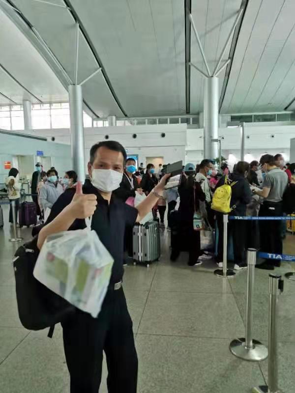 41架包机抵达武汉行李,103名湖北滞留海口游客包机归家