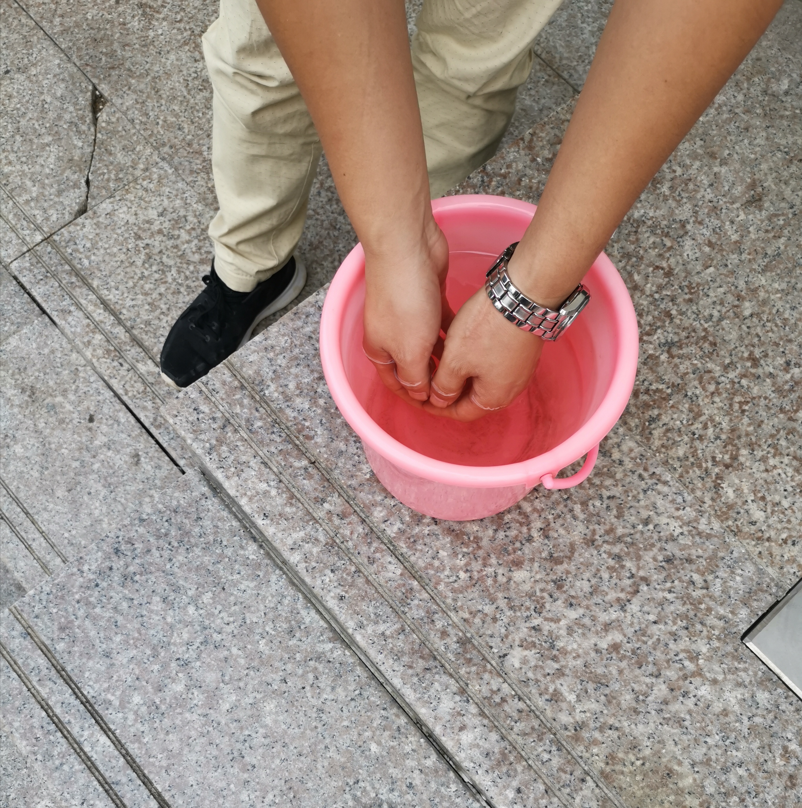 刷文玩核桃手黑怎么办,开核桃手黑了怎么洗掉