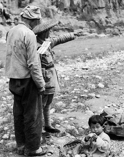 八路军送两个日本孤儿回日军驻地,八路军向村民赔礼道歉