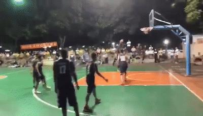 野球场篮球垫脚瞬间,野球场恶意垫脚集锦