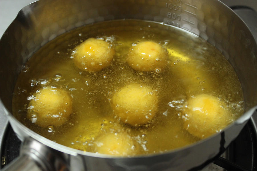 为啥我炸的丸子发黑,用面炸的丸子怎么不酥脆呢