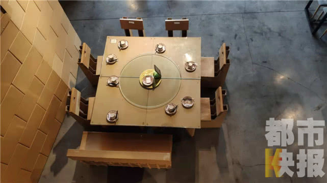 用废弃纸箱造出一座餐厅纸做的单人椅子能承担300斤以内的顾客