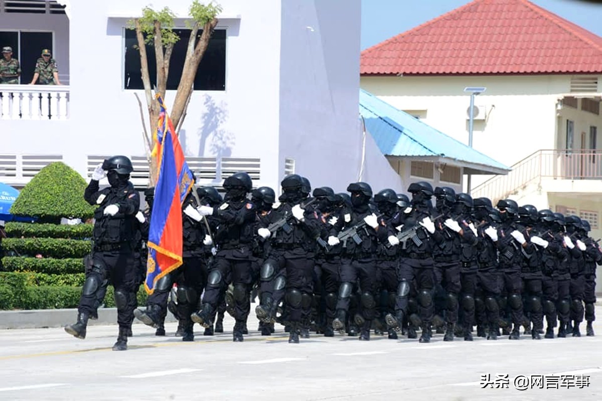 柬埔寨特种兵肌肉秀,柬埔寨援助装甲车
