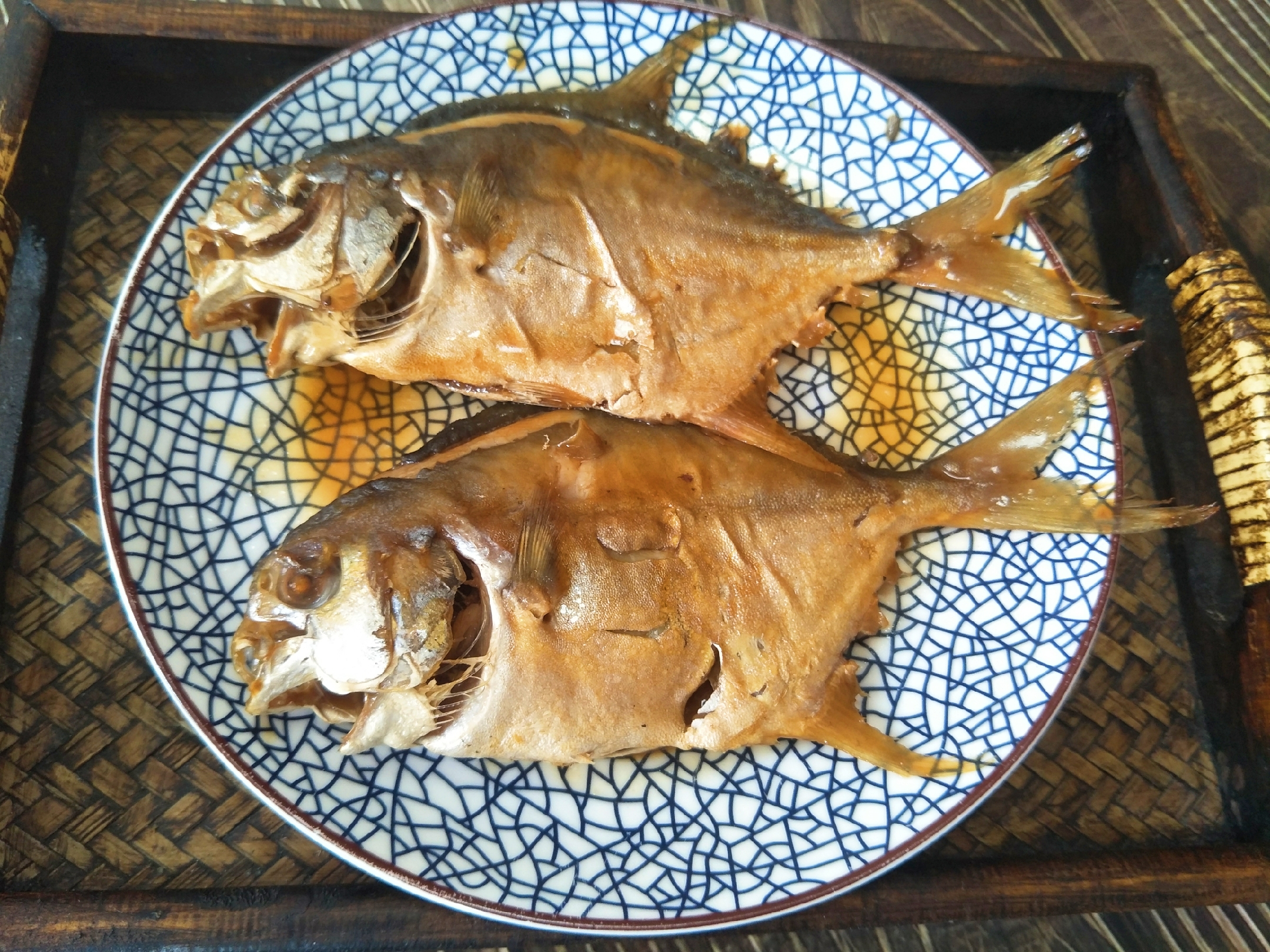 煎鱼怎么不粘锅不掉皮绝招,煎鱼不粘锅掉皮简单方法