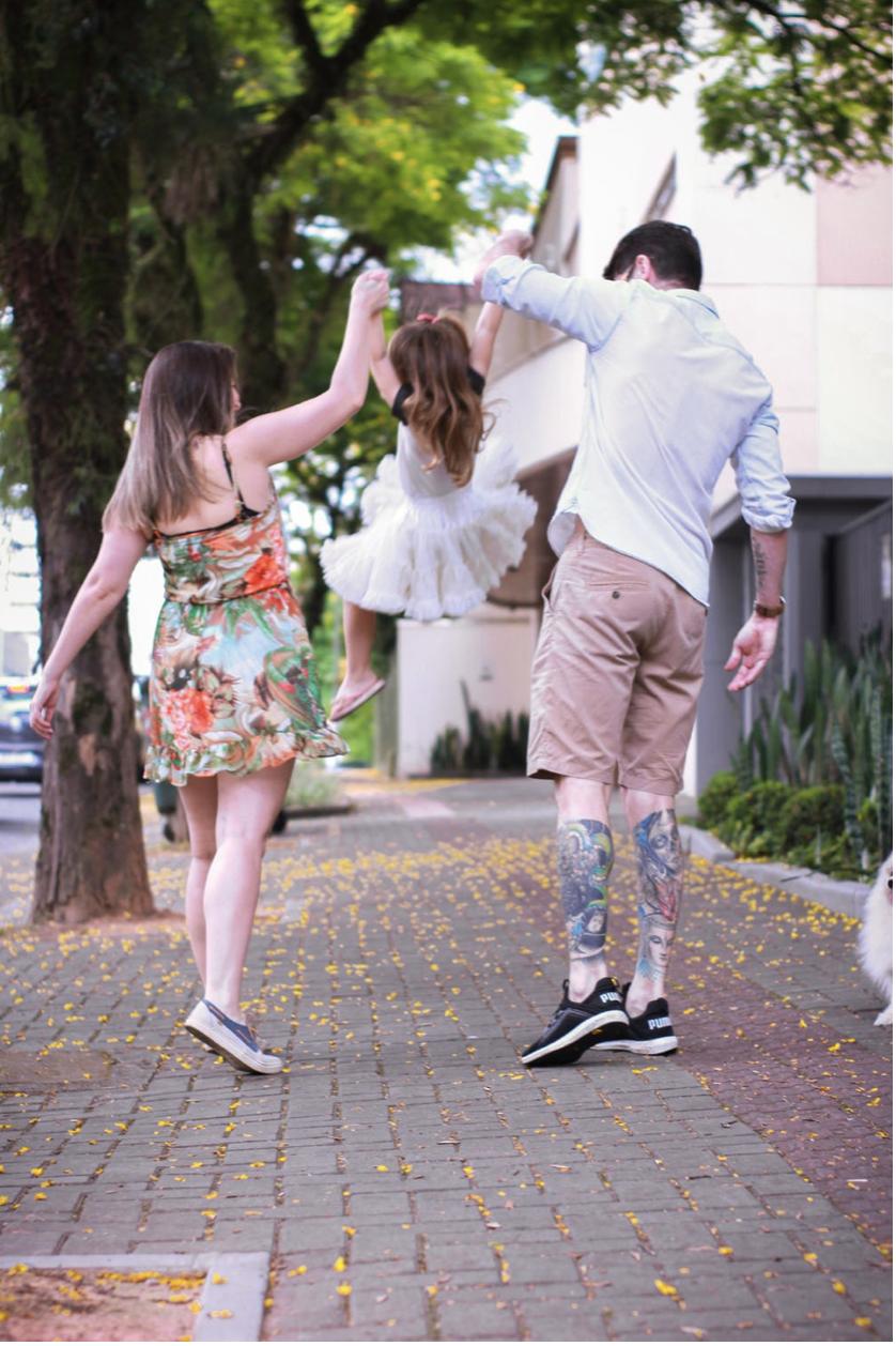 宝妈溢奶的原因及解决办法,宝妈涨奶会自动流出吗