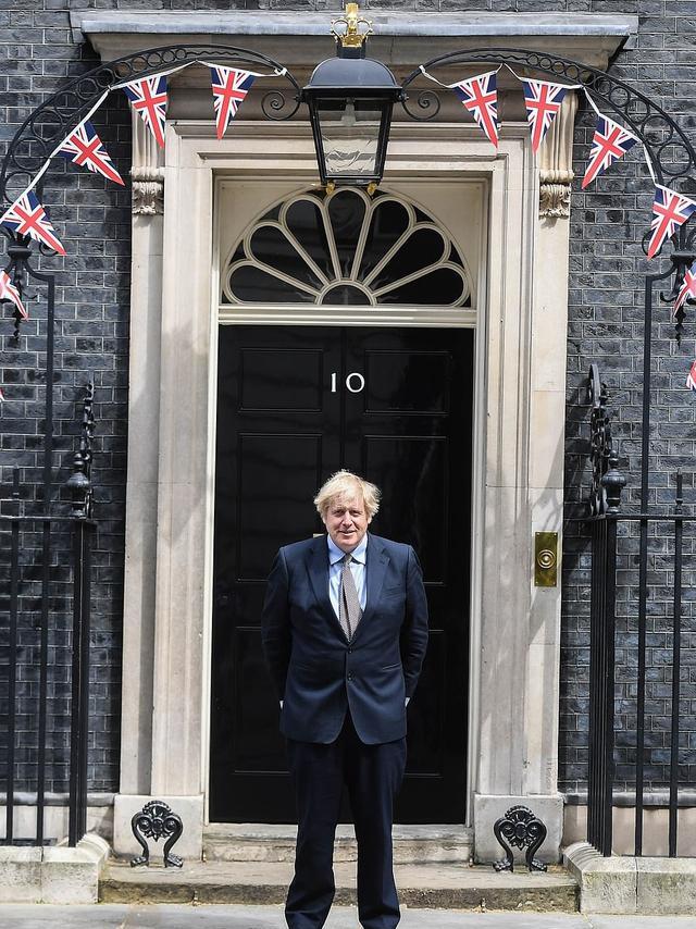 71岁卡米拉最新图片,70岁卡米拉全身照