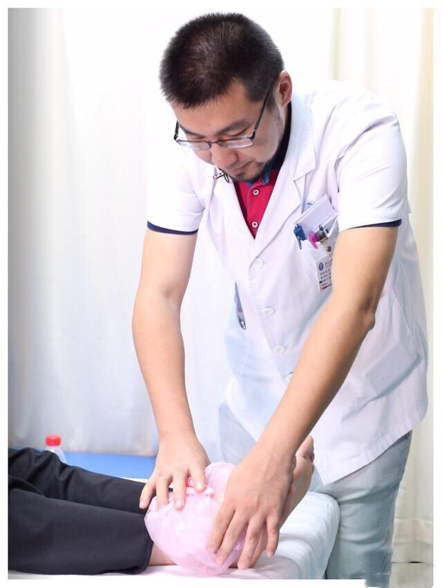 扭伤后是先冰敷还是先打加压绷带,冰敷消肿手法视频