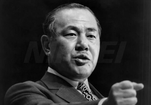 2000年日本主持人：“中国要日本道歉到啥时候”，*镕基朱**机智回应