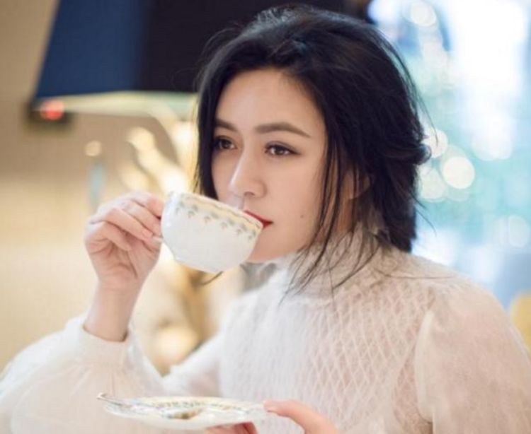 田海蓉,31岁嫁豪门8年继承百亿家产