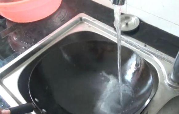 炒菜的铁锅粘锅且生锈怎么办,家里用铁锅炒菜怎么不粘锅