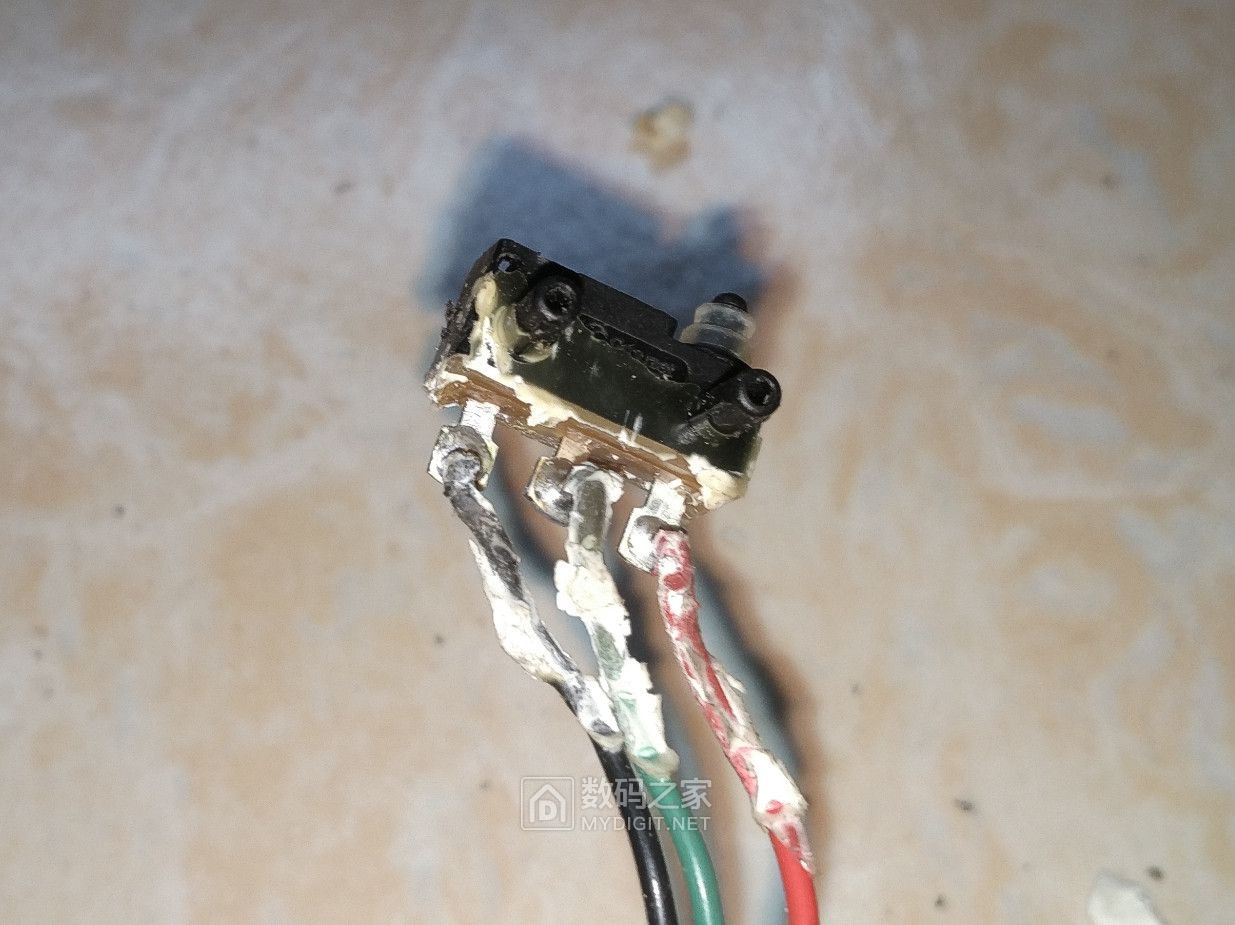 福特嘉年华后备箱锁打不开,福特嘉年华两厢后备箱锁应急开关