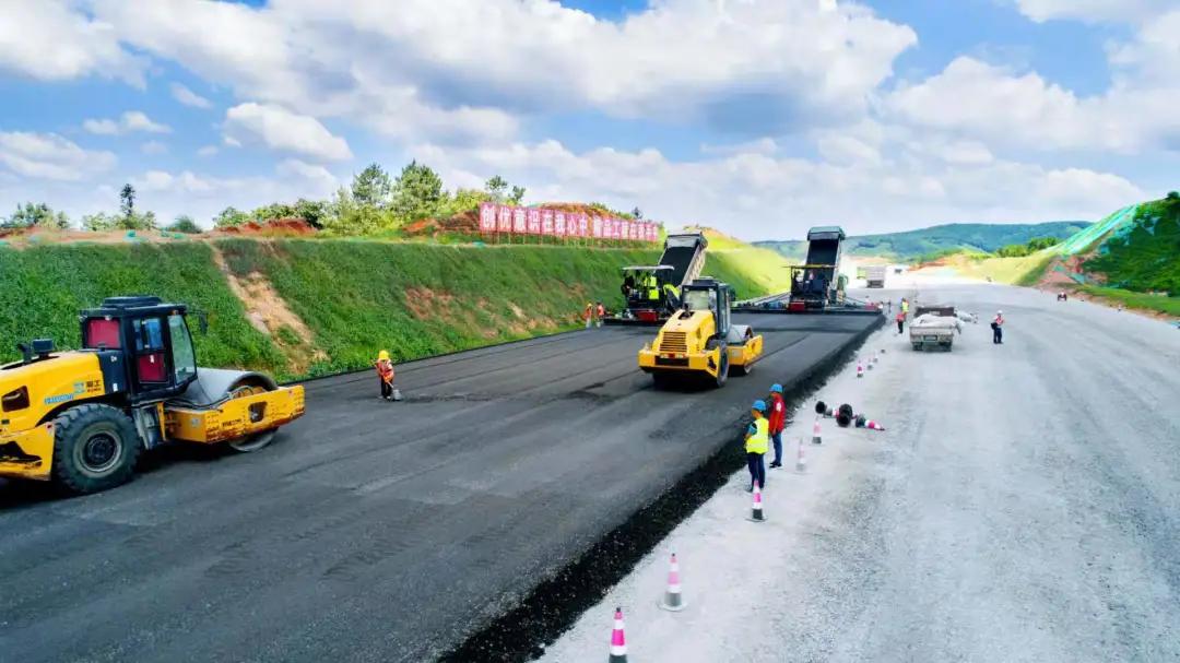 不惧高温坚守一线,无惧高温烤验坚守一线