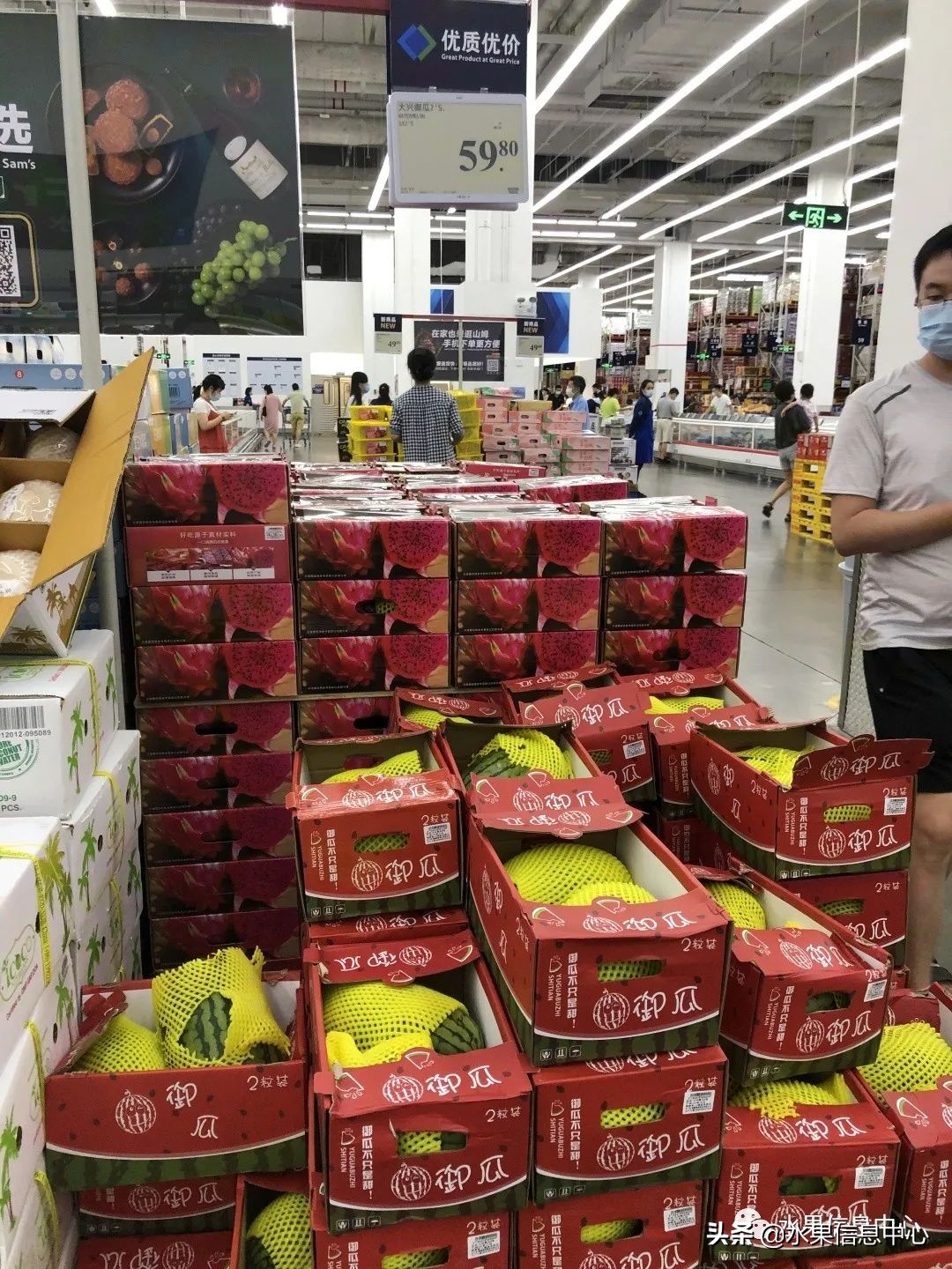 中秋节前，走访两家水果零售店，水果标准化在这里体现的淋漓尽致