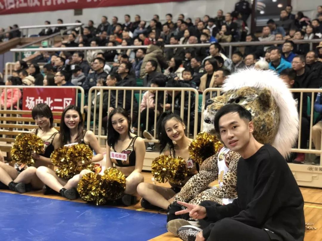 都是史上第一位男啦啦队成员，中*男美**队员各自想表达什么？