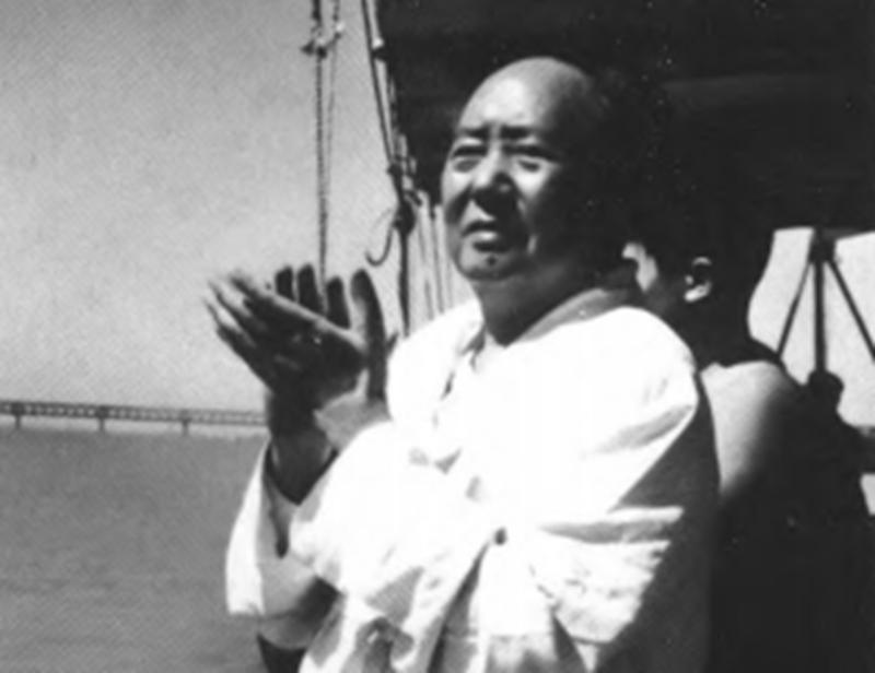 毛*东泽**时隔32年重回韶山，看到父母坟墓破烂不堪：不要修，就这样