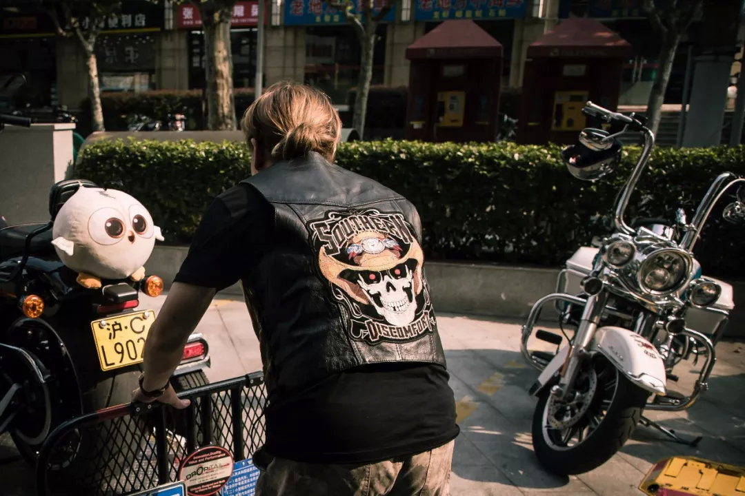 骑哈雷的爷叔,骑哈雷的爷爷还是爷叔