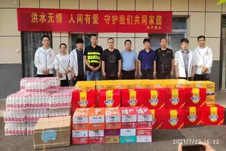 风雨同担抗汛情爱心捐赠暖人心