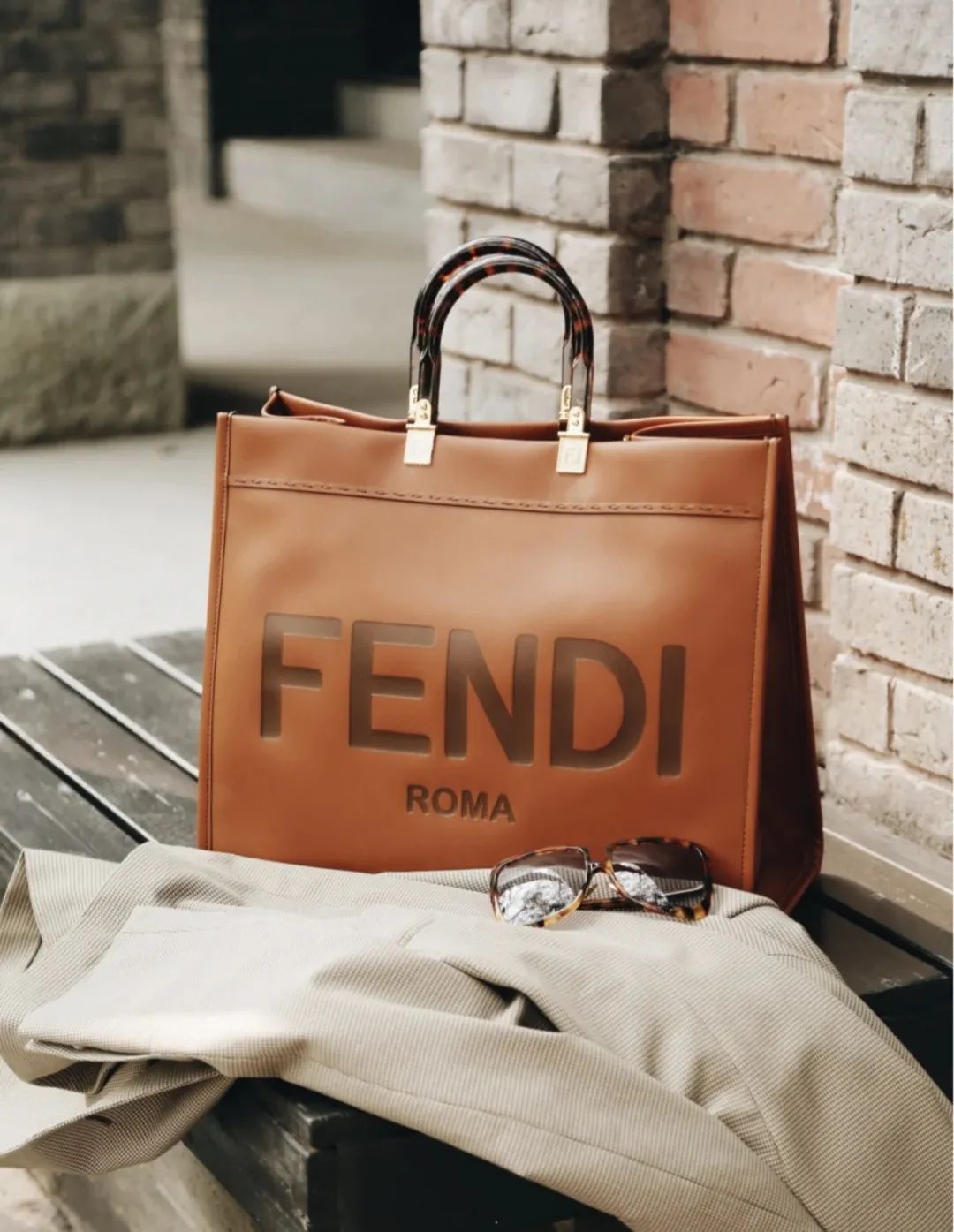 这才爆红一年就这么能“装”了?3w的包一背我都认不出来了…