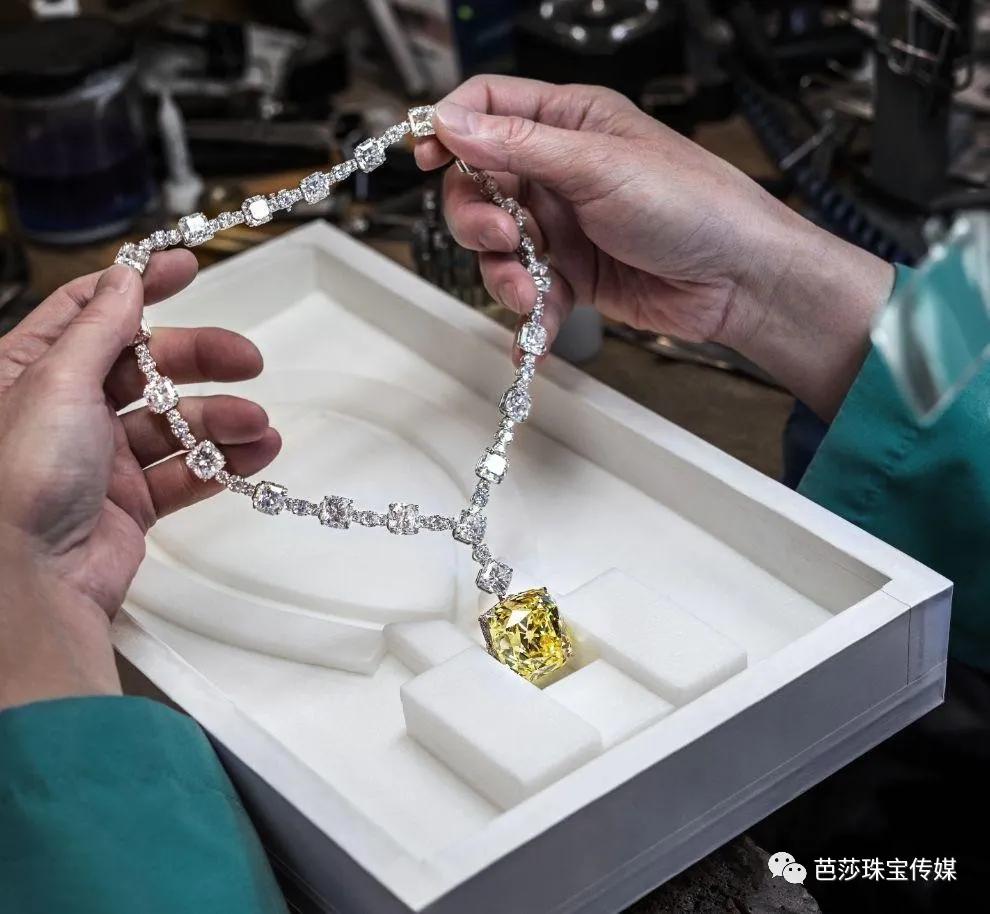 2021流行色亮丽黄太难穿?一件珠宝让你时髦一整年