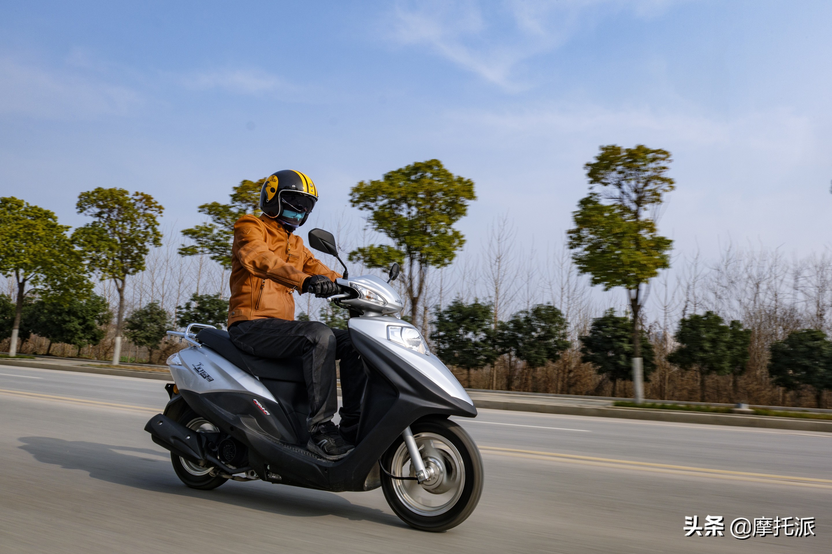 售价7500元左右，五羊-本田平民踏板“喜鲨125”试驾综评