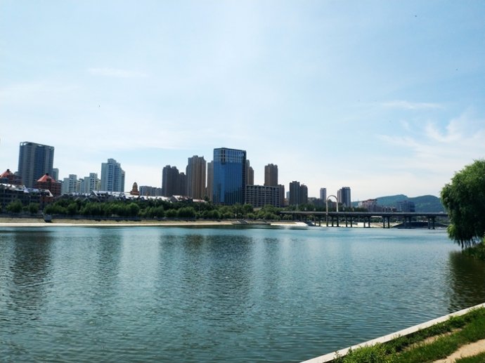 21年前本溪驻军无偿修建了一条太子河大坝如今变成一条滨河景观道