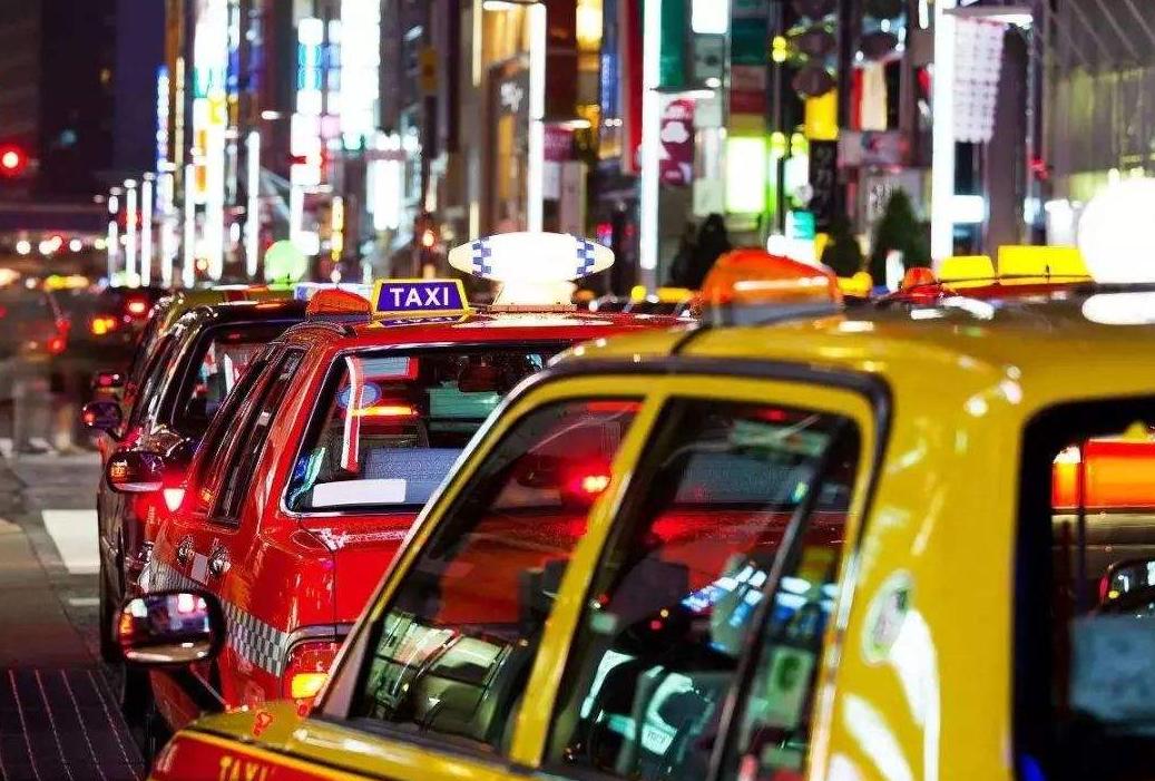 为何日本的出租车，大多都是“老司机”，还都爱戴着白手套呢？