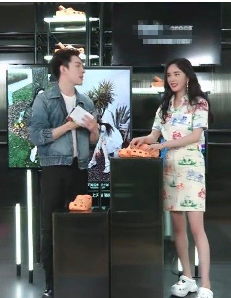 杨幂测量脚踝，17