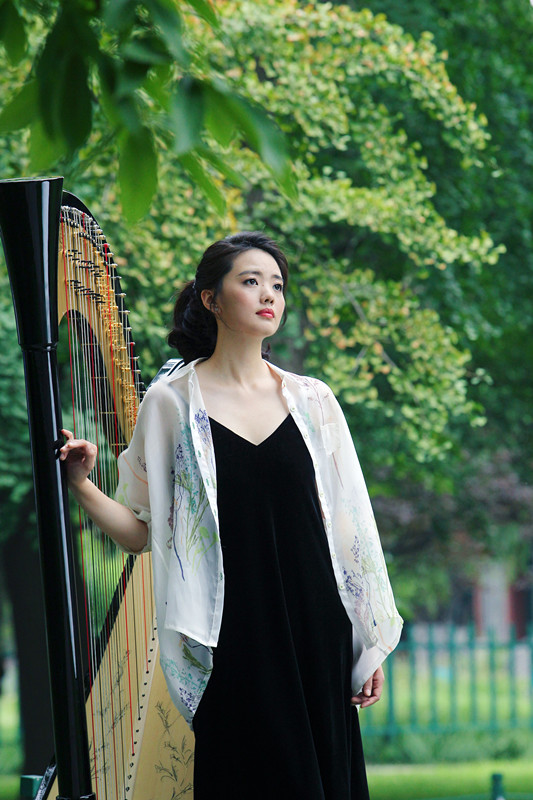 英国指挥家戴恩·兰姆执棒北交携手竖琴新秀孙诗萌登台中山音乐堂