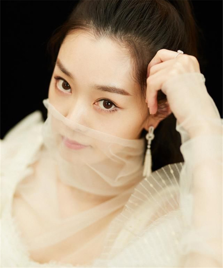 宋轶头戴花浅紫色梦幻纱裙,宋轶同款白色纱裙