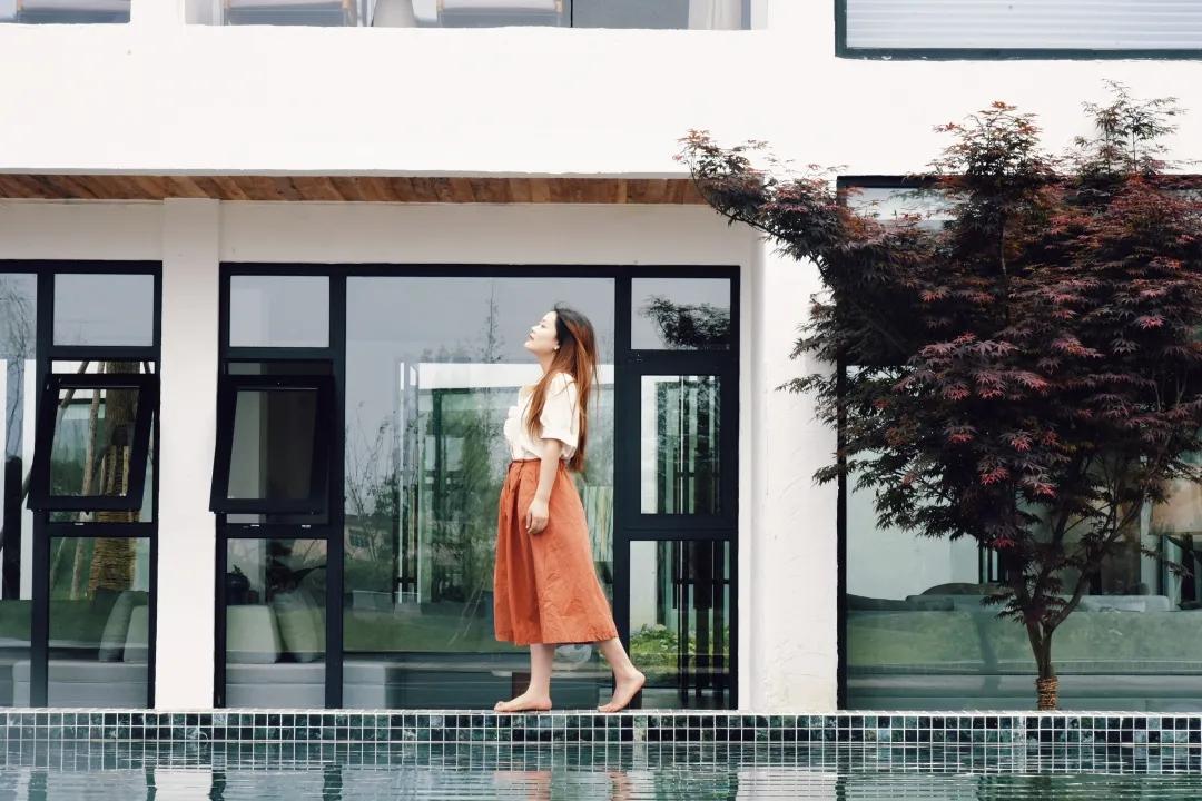 「觅趣小镇新都·原舍绿茵」湖畔泳池，畅玩斑竹园足球音乐小镇