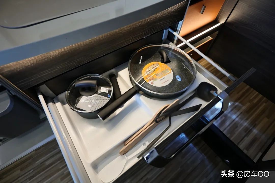 这台房车有5种充电方式，车内电器语音控制，卫生间也是干湿分离