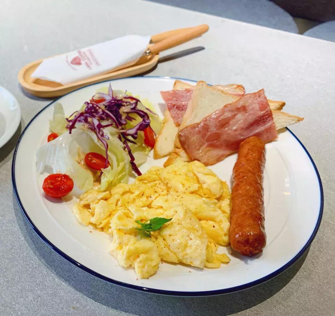 昆明2环边巷子里的小店，1杯咖啡+1份简餐，感觉我又去到了泰国