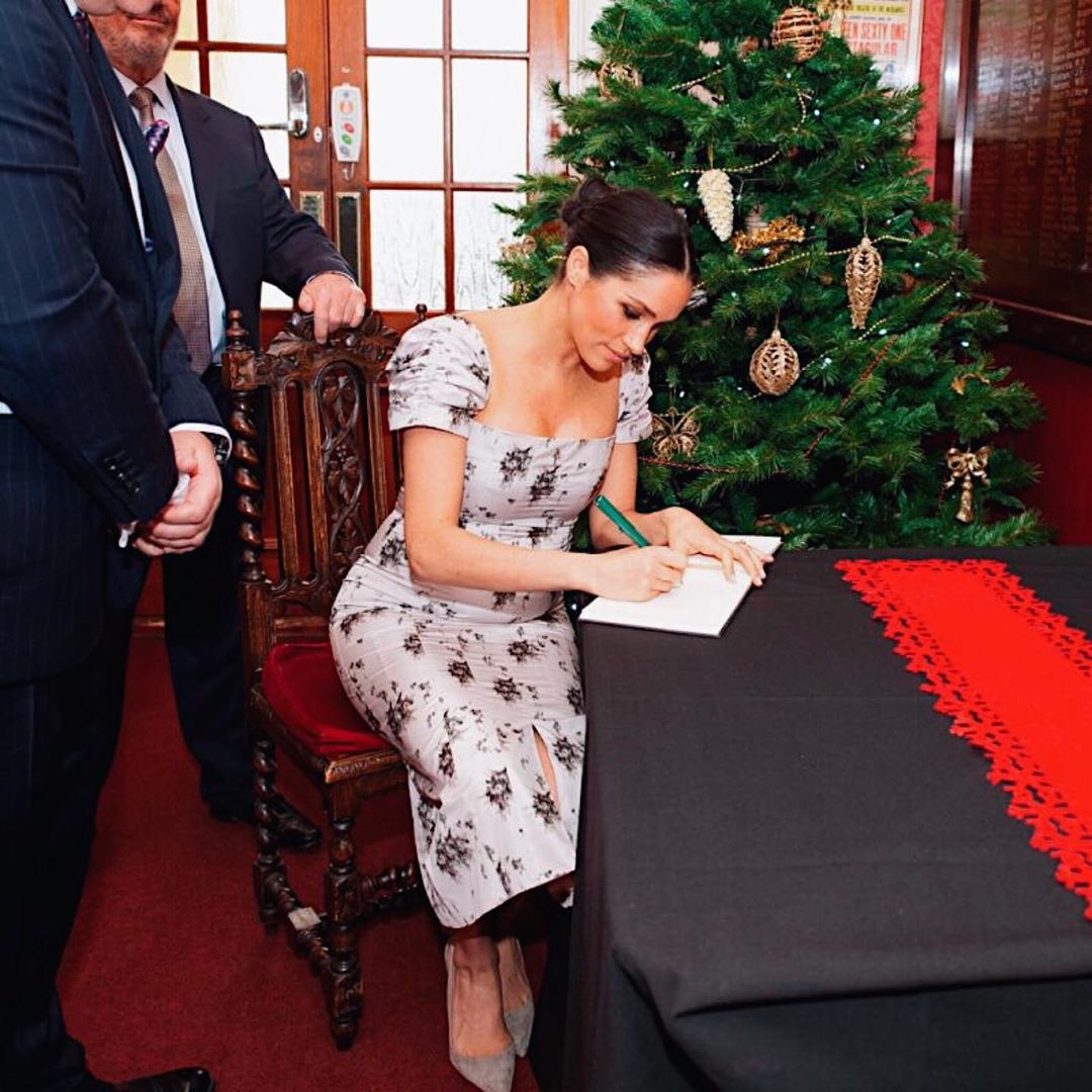 王室女性成员签名照：女王贵气，莱后最霸气，最优雅当属戴妃