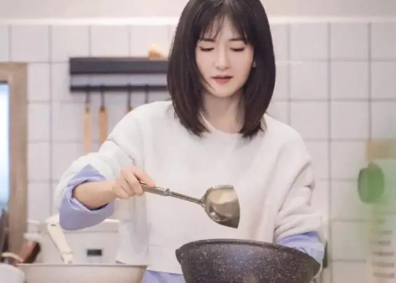 谢娜露脐装露肚子,谢娜挺孕肚现身