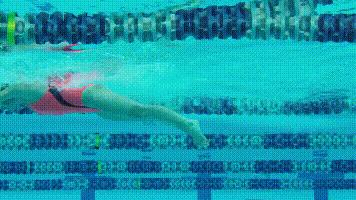 蛙泳收腿时脚在水上什么原因,蛙泳手翻脚为何会露出水面