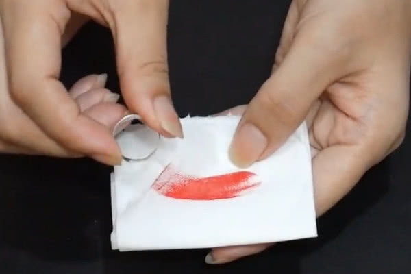 过期口红的100个小妙招,没开封的过期口红涂了有什么危害